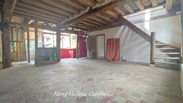 Ensemble immobilier FECAMP comprenant 1 studio; 1 appart F2; 1 appart F6; 1 atelier de 100 m² et une cour de 180 m².