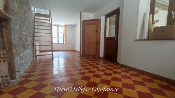 Ensemble immobilier FECAMP comprenant 1 studio; 1 appart F2; 1 appart F6; 1 atelier de 100 m² et une cour de 180 m².