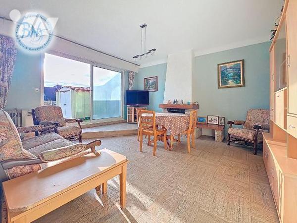 À deux pas des commerces, dans un environnement résidentiel calme et agréable, cet appartement ...