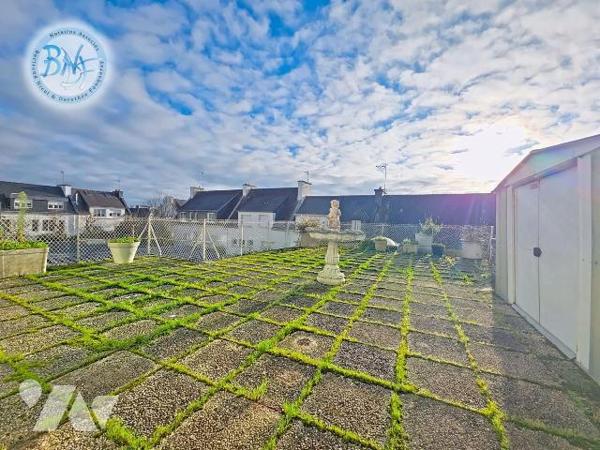 À deux pas des commerces, dans un environnement résidentiel calme et agréable, cet appartement ...