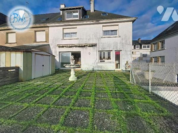 À deux pas des commerces, dans un environnement résidentiel calme et agréable, cet appartement ...