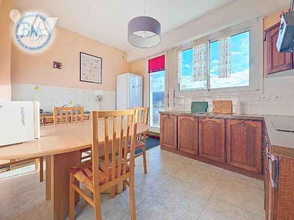 À deux pas des commerces, dans un environnement résidentiel calme et agréable, cet appartement ...