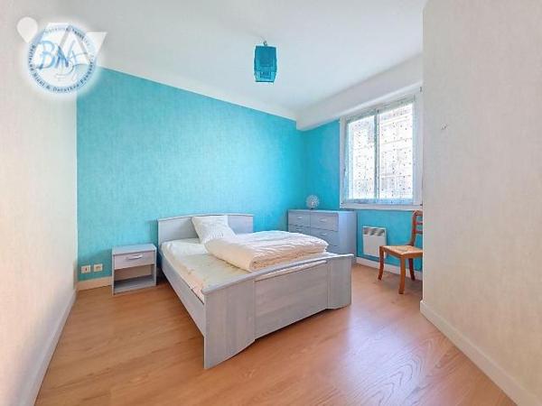 À deux pas des commerces, dans un environnement résidentiel calme et agréable, cet appartement ...