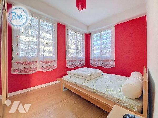 À deux pas des commerces, dans un environnement résidentiel calme et agréable, cet appartement ...