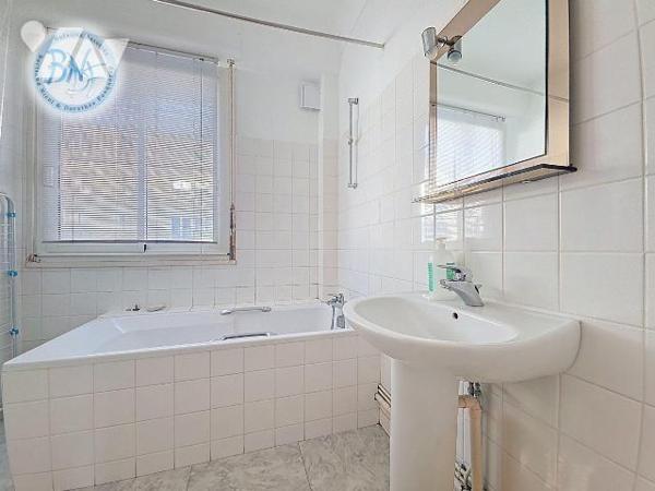 À deux pas des commerces, dans un environnement résidentiel calme et agréable, cet appartement ...