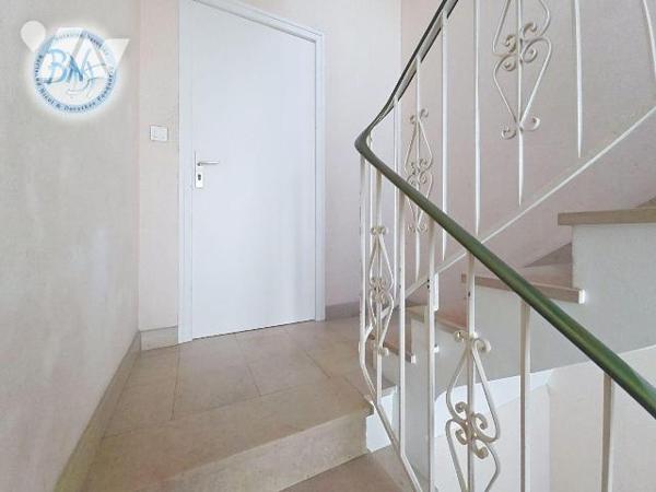 À deux pas des commerces, dans un environnement résidentiel calme et agréable, cet appartement ...