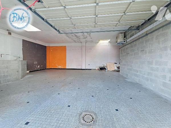 À deux pas des commerces, dans un environnement résidentiel calme et agréable, cet appartement ...