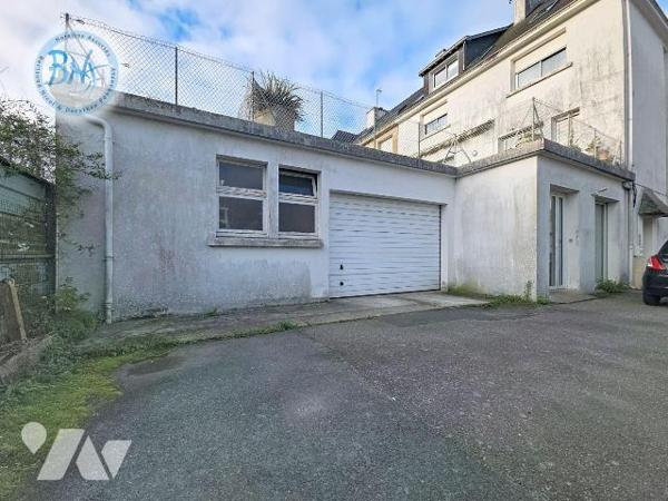 À deux pas des commerces, dans un environnement résidentiel calme et agréable, cet appartement ...