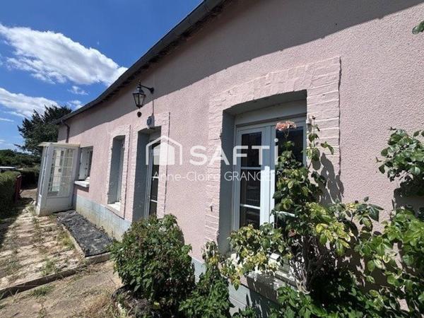 Située en plein centre-ville de Sillé-le-Guillaume, à proximité immédiate des commerces, écoles, services et de la gare, cette maison offre un véritable potentiel de valorisation après rénovation.