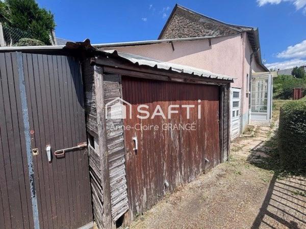 Située en plein centre-ville de Sillé-le-Guillaume, à proximité immédiate des commerces, écoles, services et de la gare, cette maison offre un véritable potentiel de valorisation après rénovation.
