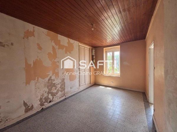 Située en plein centre-ville de Sillé-le-Guillaume, à proximité immédiate des commerces, écoles, services et de la gare, cette maison offre un véritable potentiel de valorisation après rénovation.