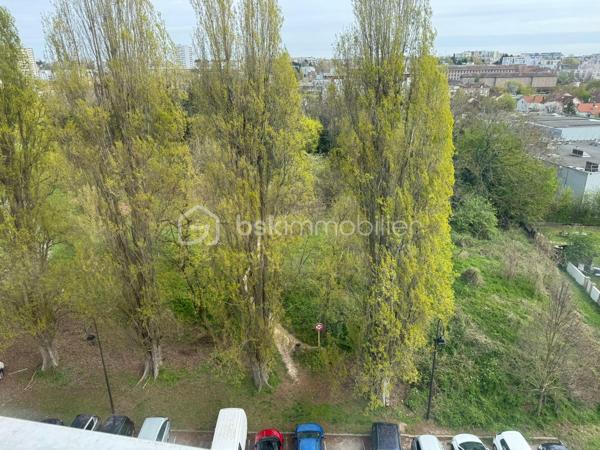 À la recherche d’un appartement familial, lumineux et parfaitement situé ? Découvrez ce bel appartement de 69m², situé au 7ᵉ étage sur 9 avec ascenseur, au sein d’une RÉSIDENCE  ENTRETENUE , AVEC GARDIEN  à proximité immédiate des commerces, des écoles et du RER B.

Dès l’entrée, vous apprécierez ses BEAUX VOLUMES  et sa luminosité. Le séjour offre un espace de vie agréable et convivial.

L’appartement dispose de 3 chambres, dont une avec un balcon
 UN bel espace de vie avec une cuisine ouverte sur le séjour DE 23m²

Une cave est également à votre disposition.
Stationnement libre dans la résidence .

Les atouts de ce bien :

• 69 m² parfaitement agencés
• 3 chambres, dont une avec balcon
• 7ᵉ étage sur 9 avec ascenseur
• Belle luminosité et vue dégagée
• Cave
• Stationnement libre dans la résidence
• À proximité des commerces, écoles, transports et de toutes les commodités

Que vous soyez une famille, un jeune couple ou un investisseur, cet appartement réunit tous les critères pour un projet de vie réussi.

Une visite s’impose ! Contactez-moi dès aujourd’hui pour découvrir tout son potentiel.
