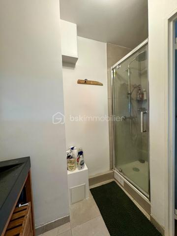 À la recherche d’un appartement familial, lumineux et parfaitement situé ? Découvrez ce bel appartement de 69m², situé au 7ᵉ étage sur 9 avec ascenseur, au sein d’une RÉSIDENCE  ENTRETENUE , AVEC GARDIEN  à proximité immédiate des commerces, des écoles et du RER B.

Dès l’entrée, vous apprécierez ses BEAUX VOLUMES  et sa luminosité. Le séjour offre un espace de vie agréable et convivial.

L’appartement dispose de 3 chambres, dont une avec un balcon
 UN bel espace de vie avec une cuisine ouverte sur le séjour DE 23m²

Une cave est également à votre disposition.
Stationnement libre dans la résidence .

Les atouts de ce bien :

• 69 m² parfaitement agencés
• 3 chambres, dont une avec balcon
• 7ᵉ étage sur 9 avec ascenseur
• Belle luminosité et vue dégagée
• Cave
• Stationnement libre dans la résidence
• À proximité des commerces, écoles, transports et de toutes les commodités

Que vous soyez une famille, un jeune couple ou un investisseur, cet appartement réunit tous les critères pour un projet de vie réussi.

Une visite s’impose ! Contactez-moi dès aujourd’hui pour découvrir tout son potentiel.