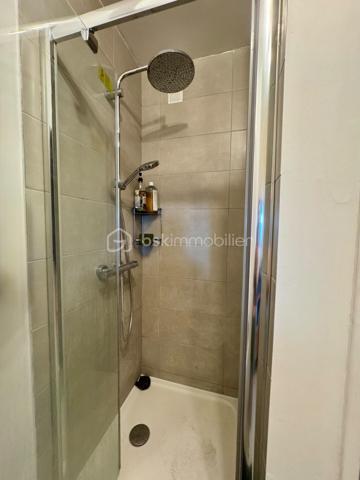 À la recherche d’un appartement familial, lumineux et parfaitement situé ? Découvrez ce bel appartement de 69m², situé au 7ᵉ étage sur 9 avec ascenseur, au sein d’une RÉSIDENCE  ENTRETENUE , AVEC GARDIEN  à proximité immédiate des commerces, des écoles et du RER B.

Dès l’entrée, vous apprécierez ses BEAUX VOLUMES  et sa luminosité. Le séjour offre un espace de vie agréable et convivial.

L’appartement dispose de 3 chambres, dont une avec un balcon
 UN bel espace de vie avec une cuisine ouverte sur le séjour DE 23m²

Une cave est également à votre disposition.
Stationnement libre dans la résidence .

Les atouts de ce bien :

• 69 m² parfaitement agencés
• 3 chambres, dont une avec balcon
• 7ᵉ étage sur 9 avec ascenseur
• Belle luminosité et vue dégagée
• Cave
• Stationnement libre dans la résidence
• À proximité des commerces, écoles, transports et de toutes les commodités

Que vous soyez une famille, un jeune couple ou un investisseur, cet appartement réunit tous les critères pour un projet de vie réussi.

Une visite s’impose ! Contactez-moi dès aujourd’hui pour découvrir tout son potentiel.