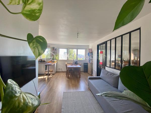 À la recherche d’un appartement familial, lumineux et parfaitement situé ? Découvrez ce bel appartement de 69m², situé au 7ᵉ étage sur 9 avec ascenseur, au sein d’une RÉSIDENCE  ENTRETENUE , AVEC GARDIEN  à proximité immédiate des commerces, des écoles et du RER B.

Dès l’entrée, vous apprécierez ses BEAUX VOLUMES  et sa luminosité. Le séjour offre un espace de vie agréable et convivial.

L’appartement dispose de 3 chambres, dont une avec un balcon
 UN bel espace de vie avec une cuisine ouverte sur le séjour DE 23m²

Une cave est également à votre disposition.
Stationnement libre dans la résidence .

Les atouts de ce bien :

• 69 m² parfaitement agencés
• 3 chambres, dont une avec balcon
• 7ᵉ étage sur 9 avec ascenseur
• Belle luminosité et vue dégagée
• Cave
• Stationnement libre dans la résidence
• À proximité des commerces, écoles, transports et de toutes les commodités

Que vous soyez une famille, un jeune couple ou un investisseur, cet appartement réunit tous les critères pour un projet de vie réussi.

Une visite s’impose ! Contactez-moi dès aujourd’hui pour découvrir tout son potentiel.