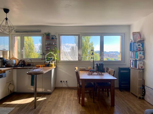 À la recherche d’un appartement familial, lumineux et parfaitement situé ? Découvrez ce bel appartement de 69m², situé au 7ᵉ étage sur 9 avec ascenseur, au sein d’une RÉSIDENCE  ENTRETENUE , AVEC GARDIEN  à proximité immédiate des commerces, des écoles et du RER B.

Dès l’entrée, vous apprécierez ses BEAUX VOLUMES  et sa luminosité. Le séjour offre un espace de vie agréable et convivial.

L’appartement dispose de 3 chambres, dont une avec un balcon
 UN bel espace de vie avec une cuisine ouverte sur le séjour DE 23m²

Une cave est également à votre disposition.
Stationnement libre dans la résidence .

Les atouts de ce bien :

• 69 m² parfaitement agencés
• 3 chambres, dont une avec balcon
• 7ᵉ étage sur 9 avec ascenseur
• Belle luminosité et vue dégagée
• Cave
• Stationnement libre dans la résidence
• À proximité des commerces, écoles, transports et de toutes les commodités

Que vous soyez une famille, un jeune couple ou un investisseur, cet appartement réunit tous les critères pour un projet de vie réussi.

Une visite s’impose ! Contactez-moi dès aujourd’hui pour découvrir tout son potentiel.