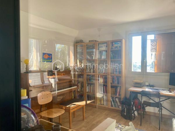 À la recherche d’un appartement familial, lumineux et parfaitement situé ? Découvrez ce bel appartement de 69m², situé au 7ᵉ étage sur 9 avec ascenseur, au sein d’une RÉSIDENCE  ENTRETENUE , AVEC GARDIEN  à proximité immédiate des commerces, des écoles et du RER B.

Dès l’entrée, vous apprécierez ses BEAUX VOLUMES  et sa luminosité. Le séjour offre un espace de vie agréable et convivial.

L’appartement dispose de 3 chambres, dont une avec un balcon
 UN bel espace de vie avec une cuisine ouverte sur le séjour DE 23m²

Une cave est également à votre disposition.
Stationnement libre dans la résidence .

Les atouts de ce bien :

• 69 m² parfaitement agencés
• 3 chambres, dont une avec balcon
• 7ᵉ étage sur 9 avec ascenseur
• Belle luminosité et vue dégagée
• Cave
• Stationnement libre dans la résidence
• À proximité des commerces, écoles, transports et de toutes les commodités

Que vous soyez une famille, un jeune couple ou un investisseur, cet appartement réunit tous les critères pour un projet de vie réussi.

Une visite s’impose ! Contactez-moi dès aujourd’hui pour découvrir tout son potentiel.