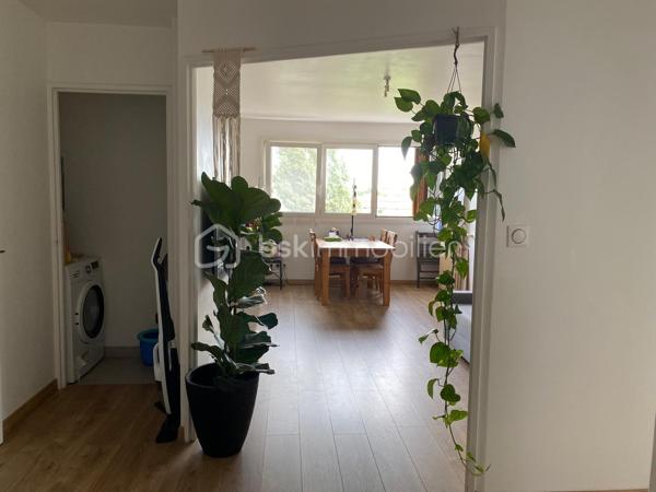 À la recherche d’un appartement familial, lumineux et parfaitement situé ? Découvrez ce bel appartement de 69m², situé au 7ᵉ étage sur 9 avec ascenseur, au sein d’une RÉSIDENCE  ENTRETENUE , AVEC GARDIEN  à proximité immédiate des commerces, des écoles et du RER B.

Dès l’entrée, vous apprécierez ses BEAUX VOLUMES  et sa luminosité. Le séjour offre un espace de vie agréable et convivial.

L’appartement dispose de 3 chambres, dont une avec un balcon
 UN bel espace de vie avec une cuisine ouverte sur le séjour DE 23m²

Une cave est également à votre disposition.
Stationnement libre dans la résidence .

Les atouts de ce bien :

• 69 m² parfaitement agencés
• 3 chambres, dont une avec balcon
• 7ᵉ étage sur 9 avec ascenseur
• Belle luminosité et vue dégagée
• Cave
• Stationnement libre dans la résidence
• À proximité des commerces, écoles, transports et de toutes les commodités

Que vous soyez une famille, un jeune couple ou un investisseur, cet appartement réunit tous les critères pour un projet de vie réussi.

Une visite s’impose ! Contactez-moi dès aujourd’hui pour découvrir tout son potentiel.