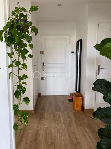 À la recherche d’un appartement familial, lumineux et parfaitement situé ? Découvrez ce bel appartement de 69m², situé au 7ᵉ étage sur 9 avec ascenseur, au sein d’une RÉSIDENCE  ENTRETENUE , AVEC GARDIEN  à proximité immédiate des commerces, des écoles et du RER B.

Dès l’entrée, vous apprécierez ses BEAUX VOLUMES  et sa luminosité. Le séjour offre un espace de vie agréable et convivial.

L’appartement dispose de 3 chambres, dont une avec un balcon
 UN bel espace de vie avec une cuisine ouverte sur le séjour DE 23m²

Une cave est également à votre disposition.
Stationnement libre dans la résidence .

Les atouts de ce bien :

• 69 m² parfaitement agencés
• 3 chambres, dont une avec balcon
• 7ᵉ étage sur 9 avec ascenseur
• Belle luminosité et vue dégagée
• Cave
• Stationnement libre dans la résidence
• À proximité des commerces, écoles, transports et de toutes les commodités

Que vous soyez une famille, un jeune couple ou un investisseur, cet appartement réunit tous les critères pour un projet de vie réussi.

Une visite s’impose ! Contactez-moi dès aujourd’hui pour découvrir tout son potentiel.