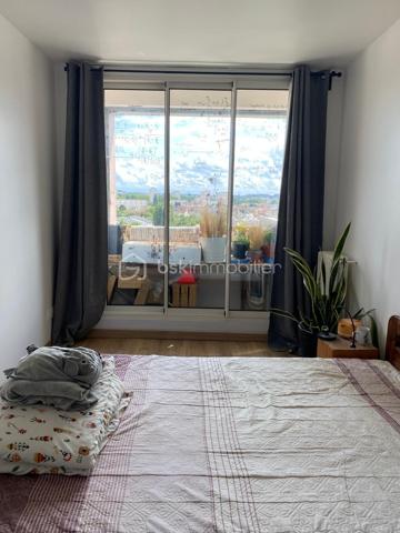 À la recherche d’un appartement familial, lumineux et parfaitement situé ? Découvrez ce bel appartement de 69m², situé au 7ᵉ étage sur 9 avec ascenseur, au sein d’une RÉSIDENCE  ENTRETENUE , AVEC GARDIEN  à proximité immédiate des commerces, des écoles et du RER B.

Dès l’entrée, vous apprécierez ses BEAUX VOLUMES  et sa luminosité. Le séjour offre un espace de vie agréable et convivial.

L’appartement dispose de 3 chambres, dont une avec un balcon
 UN bel espace de vie avec une cuisine ouverte sur le séjour DE 23m²

Une cave est également à votre disposition.
Stationnement libre dans la résidence .

Les atouts de ce bien :

• 69 m² parfaitement agencés
• 3 chambres, dont une avec balcon
• 7ᵉ étage sur 9 avec ascenseur
• Belle luminosité et vue dégagée
• Cave
• Stationnement libre dans la résidence
• À proximité des commerces, écoles, transports et de toutes les commodités

Que vous soyez une famille, un jeune couple ou un investisseur, cet appartement réunit tous les critères pour un projet de vie réussi.

Une visite s’impose ! Contactez-moi dès aujourd’hui pour découvrir tout son potentiel.