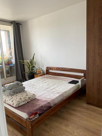 À la recherche d’un appartement familial, lumineux et parfaitement situé ? Découvrez ce bel appartement de 69m², situé au 7ᵉ étage sur 9 avec ascenseur, au sein d’une RÉSIDENCE  ENTRETENUE , AVEC GARDIEN  à proximité immédiate des commerces, des écoles et du RER B.

Dès l’entrée, vous apprécierez ses BEAUX VOLUMES  et sa luminosité. Le séjour offre un espace de vie agréable et convivial.

L’appartement dispose de 3 chambres, dont une avec un balcon
 UN bel espace de vie avec une cuisine ouverte sur le séjour DE 23m²

Une cave est également à votre disposition.
Stationnement libre dans la résidence .

Les atouts de ce bien :

• 69 m² parfaitement agencés
• 3 chambres, dont une avec balcon
• 7ᵉ étage sur 9 avec ascenseur
• Belle luminosité et vue dégagée
• Cave
• Stationnement libre dans la résidence
• À proximité des commerces, écoles, transports et de toutes les commodités

Que vous soyez une famille, un jeune couple ou un investisseur, cet appartement réunit tous les critères pour un projet de vie réussi.

Une visite s’impose ! Contactez-moi dès aujourd’hui pour découvrir tout son potentiel.