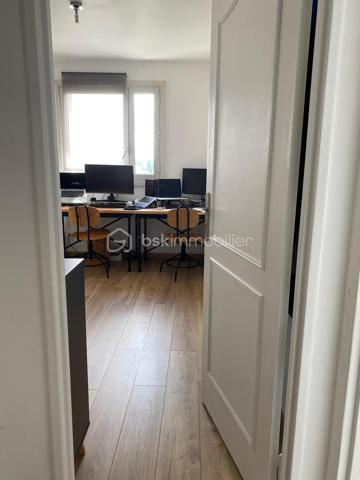 À la recherche d’un appartement familial, lumineux et parfaitement situé ? Découvrez ce bel appartement de 69m², situé au 7ᵉ étage sur 9 avec ascenseur, au sein d’une RÉSIDENCE  ENTRETENUE , AVEC GARDIEN  à proximité immédiate des commerces, des écoles et du RER B.

Dès l’entrée, vous apprécierez ses BEAUX VOLUMES  et sa luminosité. Le séjour offre un espace de vie agréable et convivial.

L’appartement dispose de 3 chambres, dont une avec un balcon
 UN bel espace de vie avec une cuisine ouverte sur le séjour DE 23m²

Une cave est également à votre disposition.
Stationnement libre dans la résidence .

Les atouts de ce bien :

• 69 m² parfaitement agencés
• 3 chambres, dont une avec balcon
• 7ᵉ étage sur 9 avec ascenseur
• Belle luminosité et vue dégagée
• Cave
• Stationnement libre dans la résidence
• À proximité des commerces, écoles, transports et de toutes les commodités

Que vous soyez une famille, un jeune couple ou un investisseur, cet appartement réunit tous les critères pour un projet de vie réussi.

Une visite s’impose ! Contactez-moi dès aujourd’hui pour découvrir tout son potentiel.