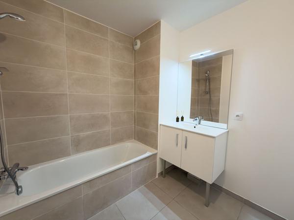 location vide 3p 67.70m² + terrasse + stationnement 