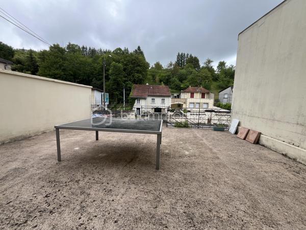 Avec Bsk Immobilier venez découvrir cette maison de ville qui séduira ceux qui recherchent un premier achat alliant fonctionnalité et confort. Dès l’entrée, vous apprécierez ses volumes bien pensés et son atmosphère accueillante 🌿.
Au sous-sol, un garage généreux, un atelier, une buanderie et une chaufferie offrent un espace pratique pour organiser votre quotidien.
À l’étage, la cuisine conviviale s’ouvre sur une grande terrasse, parfaite pour vos repas en plein air ou vos moments de détente ☀️. Le salon lumineux, accessible lui aussi depuis l’extérieur, crée un bel espace de vie pour partager des instants en famille.
L’étage supérieur propose deux chambres confortables, ainsi qu’une salle de douche 🚿et un WC indépendant.
Un demi-niveau supplémentaire dévoile une pièce modulable : bureau, chambre d’amis ou espace créatif selon vos envies 🌸.
À l’extérieur, vous profiterez d’un terrain à l’avant et à l’arrière🌳. 
Le chauffage gaz de ville avec chaudière à condensation (marque Viessmann) production d'eau chaude et l’assainissement collectif ajoutent encore au confort de vie.
Une maison entretenue, prête à accueillir sa nouvelle histoire ❤️.
Visite sur demande — laissez-vous séduire !