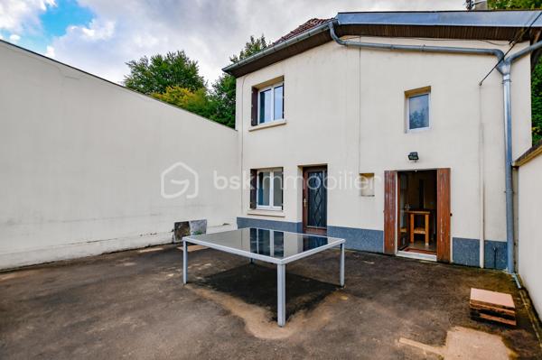 Avec Bsk Immobilier venez découvrir cette maison de ville qui séduira ceux qui recherchent un premier achat alliant fonctionnalité et confort. Dès l’entrée, vous apprécierez ses volumes bien pensés et son atmosphère accueillante 🌿.
Au sous-sol, un garage généreux, un atelier, une buanderie et une chaufferie offrent un espace pratique pour organiser votre quotidien.
À l’étage, la cuisine conviviale s’ouvre sur une grande terrasse, parfaite pour vos repas en plein air ou vos moments de détente ☀️. Le salon lumineux, accessible lui aussi depuis l’extérieur, crée un bel espace de vie pour partager des instants en famille.
L’étage supérieur propose deux chambres confortables, ainsi qu’une salle de douche 🚿et un WC indépendant.
Un demi-niveau supplémentaire dévoile une pièce modulable : bureau, chambre d’amis ou espace créatif selon vos envies 🌸.
À l’extérieur, vous profiterez d’un terrain à l’avant et à l’arrière🌳. 
Le chauffage gaz de ville avec chaudière à condensation (marque Viessmann) production d'eau chaude et l’assainissement collectif ajoutent encore au confort de vie.
Une maison entretenue, prête à accueillir sa nouvelle histoire ❤️.
Visite sur demande — laissez-vous séduire !