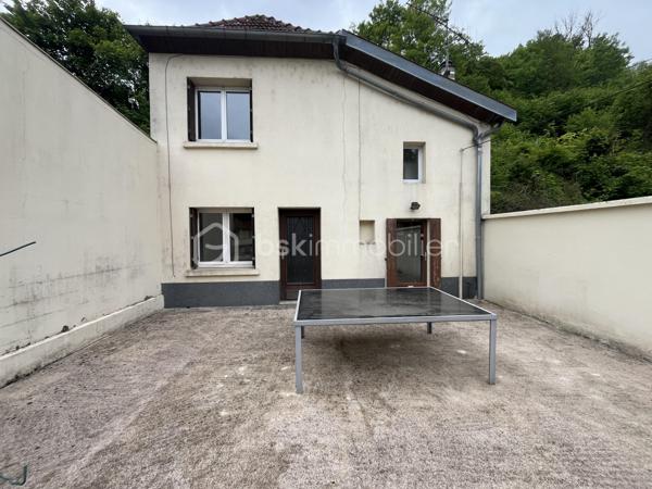 Avec Bsk Immobilier venez découvrir cette maison de ville qui séduira ceux qui recherchent un premier achat alliant fonctionnalité et confort. Dès l’entrée, vous apprécierez ses volumes bien pensés et son atmosphère accueillante 🌿.
Au sous-sol, un garage généreux, un atelier, une buanderie et une chaufferie offrent un espace pratique pour organiser votre quotidien.
À l’étage, la cuisine conviviale s’ouvre sur une grande terrasse, parfaite pour vos repas en plein air ou vos moments de détente ☀️. Le salon lumineux, accessible lui aussi depuis l’extérieur, crée un bel espace de vie pour partager des instants en famille.
L’étage supérieur propose deux chambres confortables, ainsi qu’une salle de douche 🚿et un WC indépendant.
Un demi-niveau supplémentaire dévoile une pièce modulable : bureau, chambre d’amis ou espace créatif selon vos envies 🌸.
À l’extérieur, vous profiterez d’un terrain à l’avant et à l’arrière🌳. 
Le chauffage gaz de ville avec chaudière à condensation (marque Viessmann) production d'eau chaude et l’assainissement collectif ajoutent encore au confort de vie.
Une maison entretenue, prête à accueillir sa nouvelle histoire ❤️.
Visite sur demande — laissez-vous séduire !