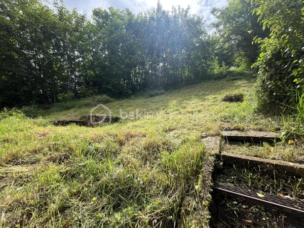 Avec Bsk Immobilier venez découvrir cette maison de ville qui séduira ceux qui recherchent un premier achat alliant fonctionnalité et confort. Dès l’entrée, vous apprécierez ses volumes bien pensés et son atmosphère accueillante 🌿.
Au sous-sol, un garage généreux, un atelier, une buanderie et une chaufferie offrent un espace pratique pour organiser votre quotidien.
À l’étage, la cuisine conviviale s’ouvre sur une grande terrasse, parfaite pour vos repas en plein air ou vos moments de détente ☀️. Le salon lumineux, accessible lui aussi depuis l’extérieur, crée un bel espace de vie pour partager des instants en famille.
L’étage supérieur propose deux chambres confortables, ainsi qu’une salle de douche 🚿et un WC indépendant.
Un demi-niveau supplémentaire dévoile une pièce modulable : bureau, chambre d’amis ou espace créatif selon vos envies 🌸.
À l’extérieur, vous profiterez d’un terrain à l’avant et à l’arrière🌳. 
Le chauffage gaz de ville avec chaudière à condensation (marque Viessmann) production d'eau chaude et l’assainissement collectif ajoutent encore au confort de vie.
Une maison entretenue, prête à accueillir sa nouvelle histoire ❤️.
Visite sur demande — laissez-vous séduire !