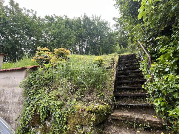 Avec Bsk Immobilier venez découvrir cette maison de ville qui séduira ceux qui recherchent un premier achat alliant fonctionnalité et confort. Dès l’entrée, vous apprécierez ses volumes bien pensés et son atmosphère accueillante 🌿.
Au sous-sol, un garage généreux, un atelier, une buanderie et une chaufferie offrent un espace pratique pour organiser votre quotidien.
À l’étage, la cuisine conviviale s’ouvre sur une grande terrasse, parfaite pour vos repas en plein air ou vos moments de détente ☀️. Le salon lumineux, accessible lui aussi depuis l’extérieur, crée un bel espace de vie pour partager des instants en famille.
L’étage supérieur propose deux chambres confortables, ainsi qu’une salle de douche 🚿et un WC indépendant.
Un demi-niveau supplémentaire dévoile une pièce modulable : bureau, chambre d’amis ou espace créatif selon vos envies 🌸.
À l’extérieur, vous profiterez d’un terrain à l’avant et à l’arrière🌳. 
Le chauffage gaz de ville avec chaudière à condensation (marque Viessmann) production d'eau chaude et l’assainissement collectif ajoutent encore au confort de vie.
Une maison entretenue, prête à accueillir sa nouvelle histoire ❤️.
Visite sur demande — laissez-vous séduire !