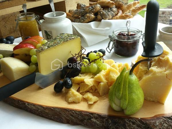 A vendre Fromagerie Epicerie Fine dans commune très dynamique des côtes d' Armor.
Commune proche de la mer de 15000 habitants.
Idéalement placée dans une rue commerçante, marché tous les dimanche, cet établissement, laboratoire de 20m2, partie commerciale de 40 m2 environ, vitrines réfrigérées pour la partie fromages et produits italiens,  comptoir, présentoir pour le vin et le chocolat, chambre froide.
Bail 3/6/9 loyer 1300e ht.
Bonne clientèle existante, bon CA.