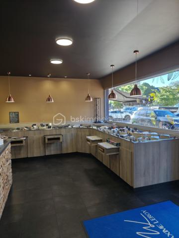 A vendre Fromagerie Epicerie Fine dans commune très dynamique des côtes d' Armor.
Commune proche de la mer de 15000 habitants.
Idéalement placée dans une rue commerçante, marché tous les dimanche, cet établissement, laboratoire de 20m2, partie commerciale de 40 m2 environ, vitrines réfrigérées pour la partie fromages et produits italiens,  comptoir, présentoir pour le vin et le chocolat, chambre froide.
Bail 3/6/9 loyer 1300e ht.
Bonne clientèle existante, bon CA.