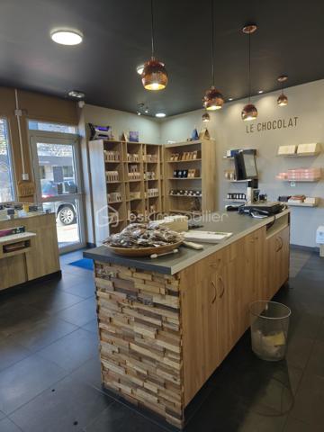 A vendre Fromagerie Epicerie Fine dans commune très dynamique des côtes d' Armor.
Commune proche de la mer de 15000 habitants.
Idéalement placée dans une rue commerçante, marché tous les dimanche, cet établissement, laboratoire de 20m2, partie commerciale de 40 m2 environ, vitrines réfrigérées pour la partie fromages et produits italiens,  comptoir, présentoir pour le vin et le chocolat, chambre froide.
Bail 3/6/9 loyer 1300e ht.
Bonne clientèle existante, bon CA.
