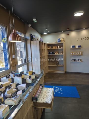 A vendre Fromagerie Epicerie Fine dans commune très dynamique des côtes d' Armor.
Commune proche de la mer de 15000 habitants.
Idéalement placée dans une rue commerçante, marché tous les dimanche, cet établissement, laboratoire de 20m2, partie commerciale de 40 m2 environ, vitrines réfrigérées pour la partie fromages et produits italiens,  comptoir, présentoir pour le vin et le chocolat, chambre froide.
Bail 3/6/9 loyer 1300e ht.
Bonne clientèle existante, bon CA.