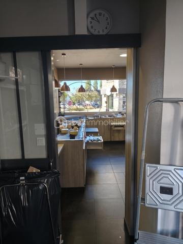 A vendre Fromagerie Epicerie Fine dans commune très dynamique des côtes d' Armor.
Commune proche de la mer de 15000 habitants.
Idéalement placée dans une rue commerçante, marché tous les dimanche, cet établissement, laboratoire de 20m2, partie commerciale de 40 m2 environ, vitrines réfrigérées pour la partie fromages et produits italiens,  comptoir, présentoir pour le vin et le chocolat, chambre froide.
Bail 3/6/9 loyer 1300e ht.
Bonne clientèle existante, bon CA.