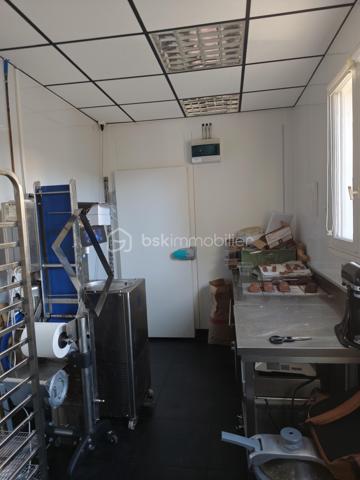 A vendre Fromagerie Epicerie Fine dans commune très dynamique des côtes d' Armor.
Commune proche de la mer de 15000 habitants.
Idéalement placée dans une rue commerçante, marché tous les dimanche, cet établissement, laboratoire de 20m2, partie commerciale de 40 m2 environ, vitrines réfrigérées pour la partie fromages et produits italiens,  comptoir, présentoir pour le vin et le chocolat, chambre froide.
Bail 3/6/9 loyer 1300e ht.
Bonne clientèle existante, bon CA.