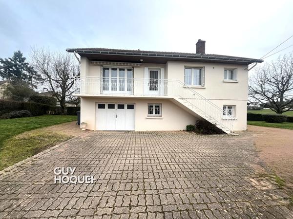 Agréable maison élevée sur sous-sol