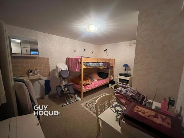 Agréable maison élevée sur sous-sol