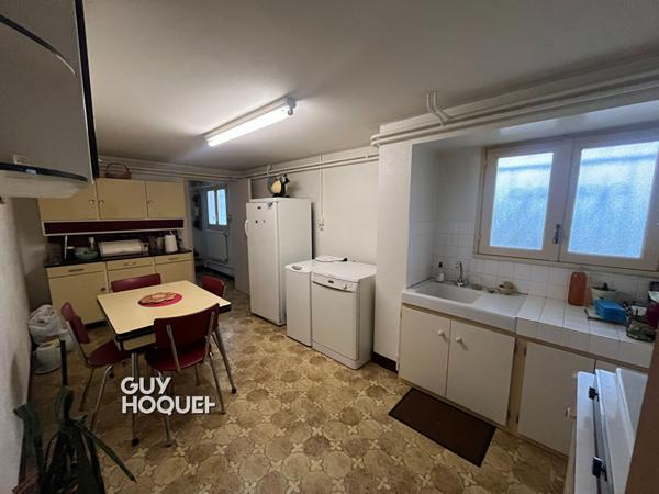 Agréable maison élevée sur sous-sol