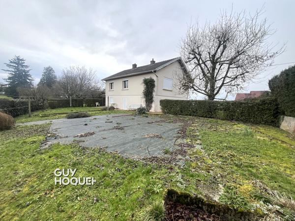 Agréable maison élevée sur sous-sol