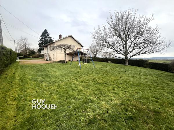 Agréable maison élevée sur sous-sol