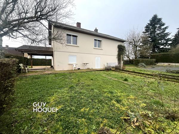 Agréable maison élevée sur sous-sol