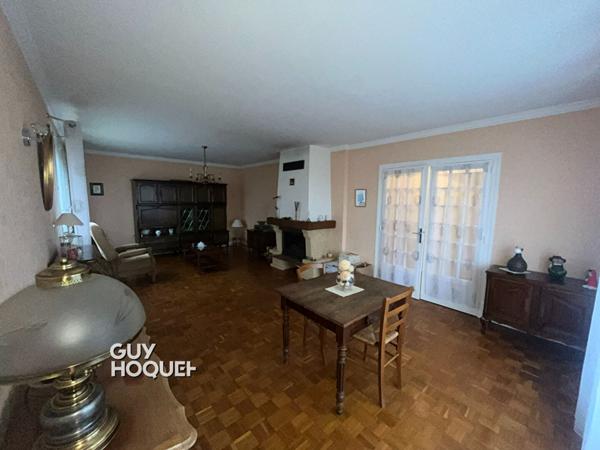 Agréable maison élevée sur sous-sol