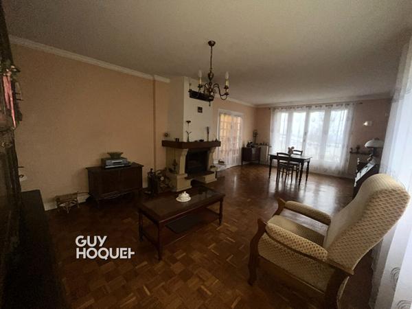 Agréable maison élevée sur sous-sol