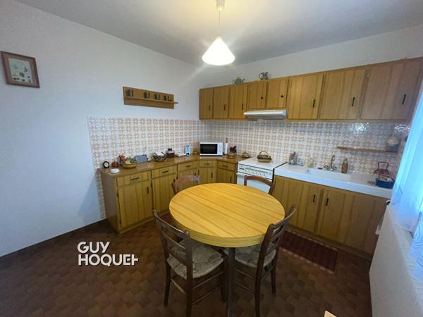 Agréable maison élevée sur sous-sol