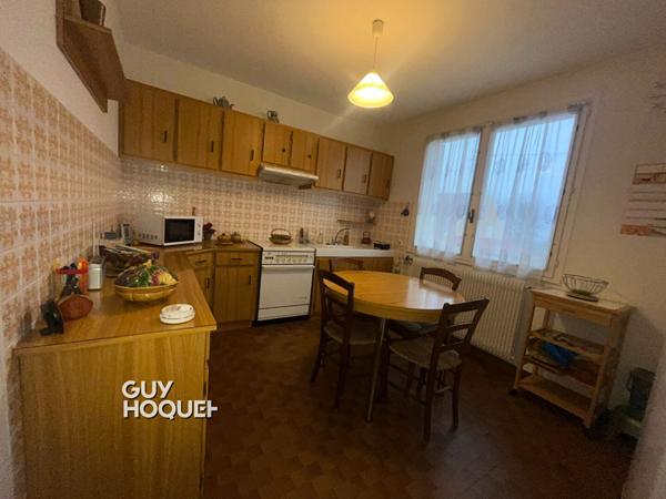 Agréable maison élevée sur sous-sol