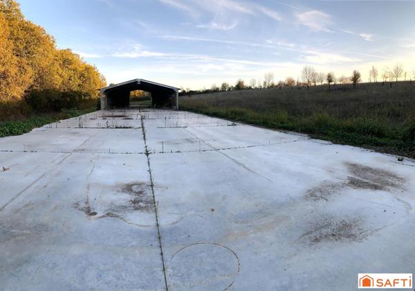 TERRAIN CONSTRUCTIBLE AVEC HANGAR