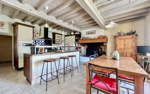 Maison à vendre    6 pièces •  Huos